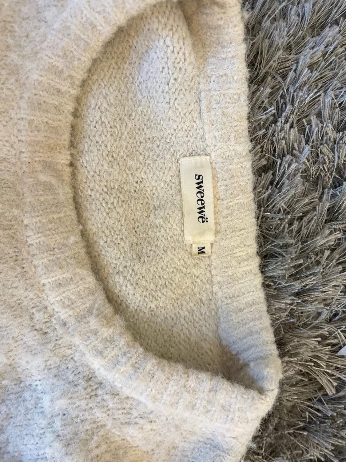 Vit fluffig stickad tröja - 2