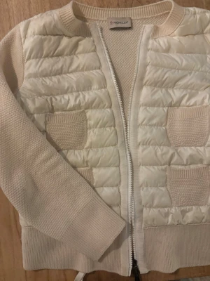Cardiganjacka från Moncler - Säljer min vita moncler cardigan (gammla modellen)  perfekt för våren och även sommar kofta. Priset kan diskuterats, har ni någon fråga skriv till mig. Använd några gånger men absolut inte sliten. 