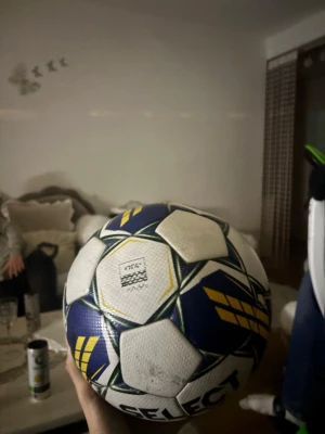 Select fotboll blå och vit allsvenskan 2024  - Säljer en fotboll från Select i blått, vitt och gult. Bollen har klassiskt mönster med geometriska fält och märkets logga tryckt på sidan. Perfekt för träning eller match på gräsplan. Tillverkad i slitstarkt syntetmaterial. Bästa bollen någonsin 