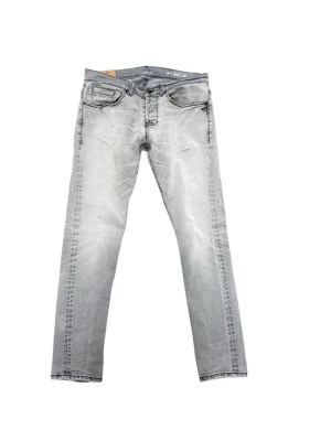 Dondup - | ETT PAR RIKTIGT SNYGGA JEANS IFRÅN DONDUP | FÄRG: Grå | SIZE: 34 | SKICK: Mycket bra | RETAIL PRIS: 3500kr | VI SÄLJER DESSA FÖR 799 KR | Mvh Morëtti Co. |