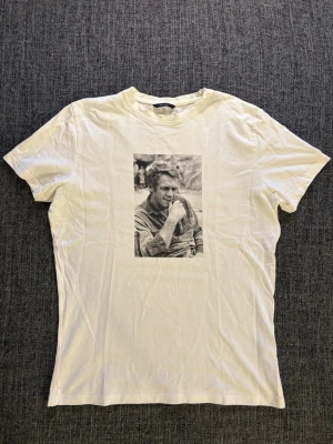 Massimo dutti T-shirt ~ sällsynt modell - Säljer nu denna T-shirt ifrån ” Massimo dutti” Storlek S | Sällsynt modell | perfekt nu till våren | Frågor och fundering meddela direkt,😊 Obs kan även gå ner i (pris) vid snabb affär! Fraktas inom 24h 📦