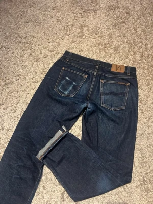 Nudie jeans Gritty jackson dry selvedge 32 31 straight fit grisch archive dry denim - Dry Selvedge nudie jeans i straight passform med en riktigt najs fade med hög potential modell gritty jackso. Mycket bra skick inga defekter. Storlek 32/32, sitter även bra på 31/31. Postas antigen samma dag som köp eller dagen därpå🙌💯