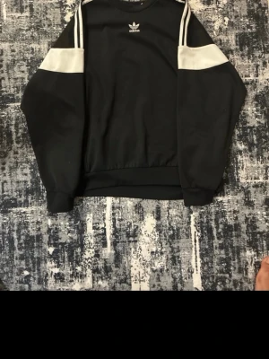 Adidas tröja  - Väldigt snygg addidas tröja en av mina grails men behöver pengarna just nu 
