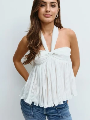 Slutsåld halterneck topp från gina - Super snygg halterneck som knyts i nacken. Den är just nu slutsåld på ginas hemsida, använd en gång (och tvättad). Tveka inte att skriva och fråga något! Orginal pris 349 mitt pris 199.