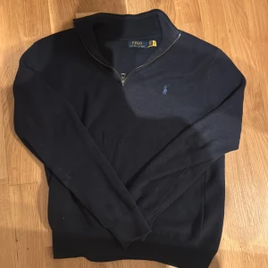 Marinblå half zip tröja Polo Ralph Lauren - Säljer denna polo tröja då den inte kommer till någon användning, det är i storlek S och är i helt okej skick.