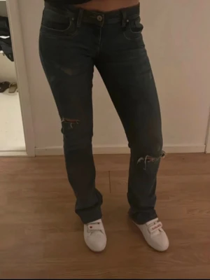 Lågmidjade jeans med slitningar - jättesnygga jeans från LTB, kommer tyvärr inte till användning därför säljer jag vidare 💗 storlek 27/34