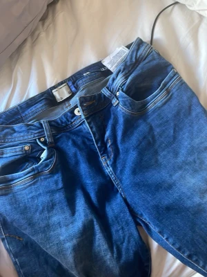 Blå LTB jeans  - Säljer ett par klassiska blå jeans i bootcut passform, säljer då de är för stora. Knappt använda!!