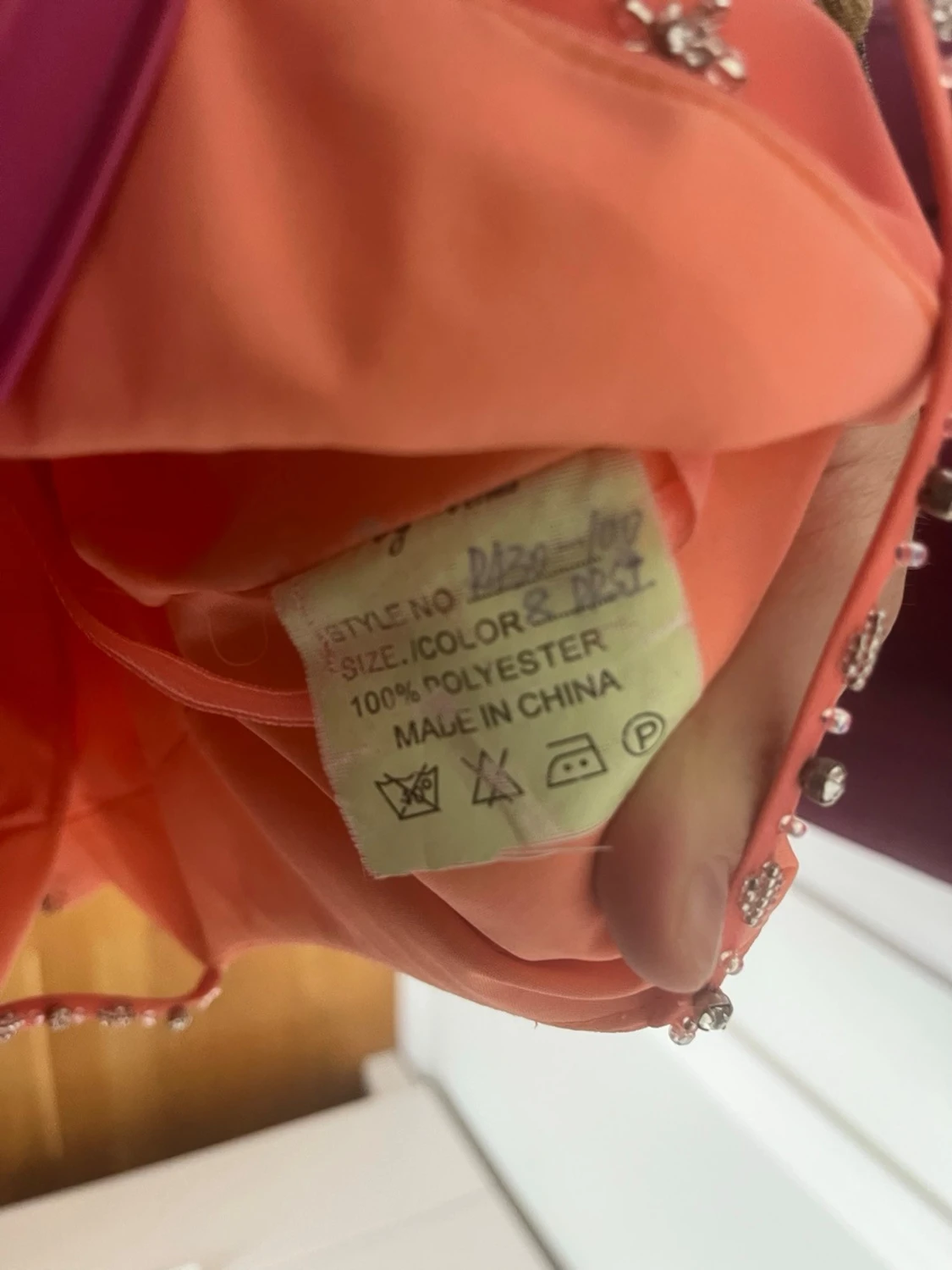 Lång korallfärgad klänning med pärlor - 3