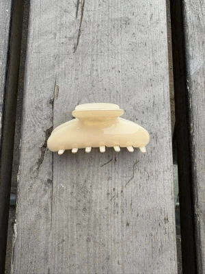 Krämfärgad hårklämma  - Stilren hårklämma med silikon på insidan som skapar en antislip funktion. Håller sig på plats hela dagen🤩Orginellt ifrån Pico