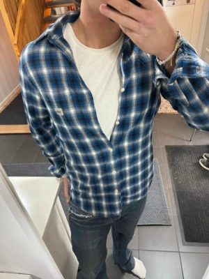 Blå Flanellskjorta  - Snygg flanellskjorta från Ralph lauren i mycket bra skick. Skick: 9/10. Vid frågor är det bara att skriva! 