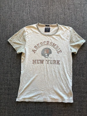 Abercrombie t-shirt New York edition 2000’s  - Sjukt eftertraktad Abercrombie & Fitch T-shirt i vit – stl S) | Fint skick | Stilren färg | Populär modell | Säljs snabbt | Skickas inom 24h 📦 | Snabb affär = bättre pris ✌️