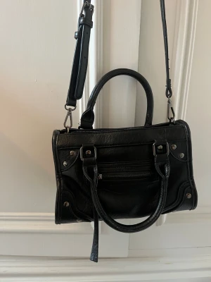 Svart handväska med silver detaljer  - Jätte fin svart handväska från Gina Tricot med fina silver detaljer