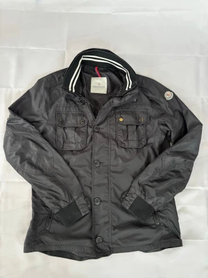 Moncler vindjacka - En riktigt fet vind breaket från moncler! Skicket är jätte bra inga hål i fickorna |9/10| modellen är 186 cm och den sitter jättebra på! Jackan är perfekt nu när våren är här, får även med en moncler galge! Pris 2099kr och fråga vid minsta lilla fundering☺️😁