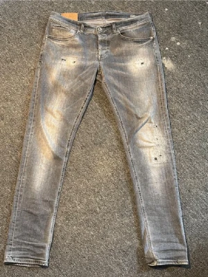 Dondup George - Lite schysstare Dondup George jeans med slitningar - Skick: 8.5/10 - Storlek: W34, sitter som W33 - Nypris: 2999kr - Mitt pris: 579kr - DM vid frågor & funderingar. Passar bra på dig som är 180-185cm. ✌🏻