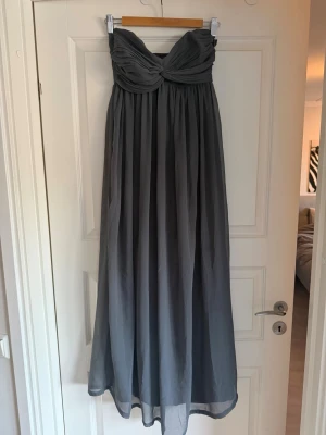 Balklänning  - Balklänning i super bra skick! Den är i M men skulle mer säga att den passar en S 🥰