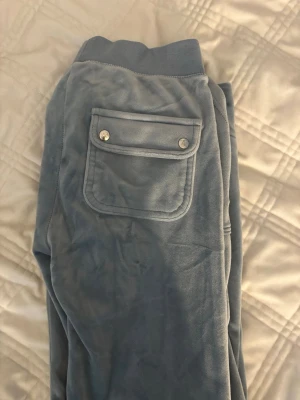 Juicy Couture byxor - Säljer dessa juicy couture byxorna då de inte kommer till användning längre. De är i storlek xs men de är uppsydda så att de passar mig som är 164 lång. Pris går att diskutera💞