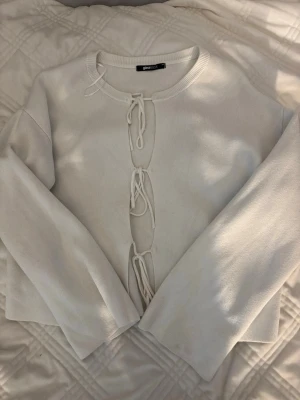 Vit tröja från Gina tricot - Säljer denna vita tröjan från Gina tricot då den inte kommer till användning längre. Pris går att diskutera💞