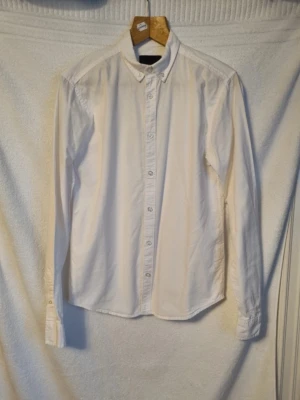 Vit skjorta - Vit skjorta från lager157 i storlek S. Fint skick.
