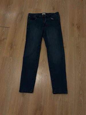 Mörkblå slim jeans från These Glory days - Säljer dessa mörkblå jeansen från These Glory Days i storlek W31 L32 i slim modell, i sprillans nytt skick! Säljer dessa eftersom de var för små för mig. Priset är 399 kr och kan såklart diskuteras, digitalt kvitto kan ges på begäran samt fler bilder. Hör av er vid minsta fundering! 👌😁