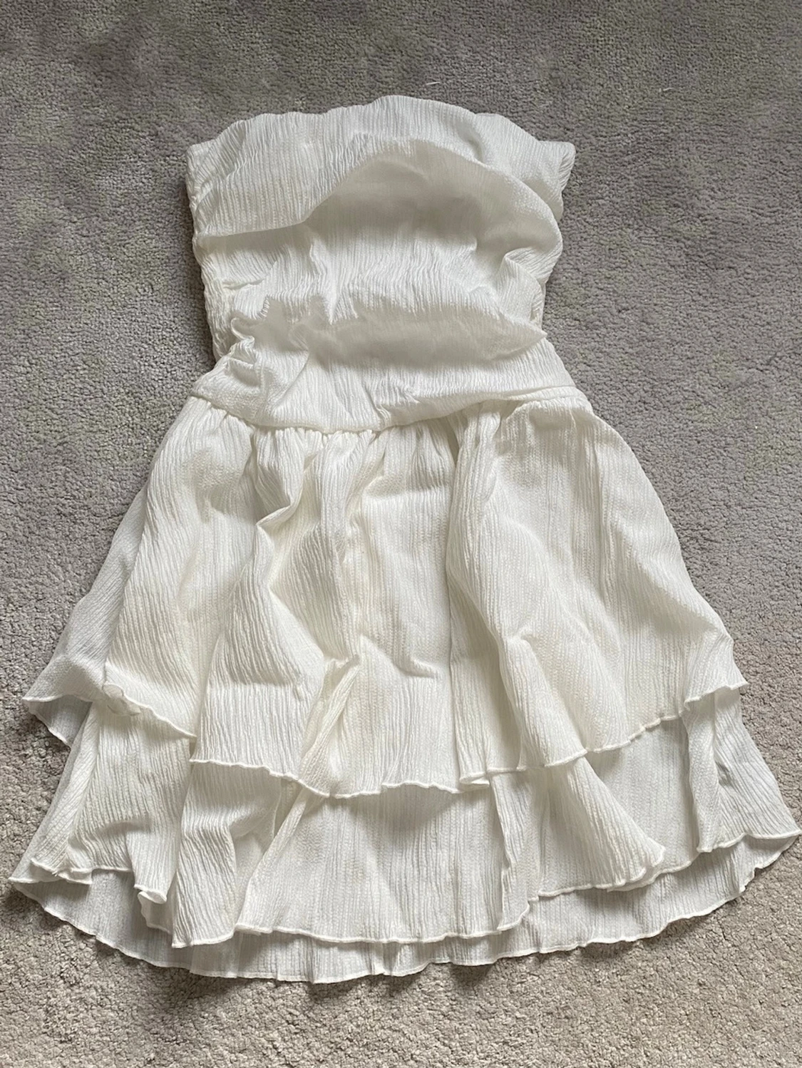 Vit axelbandslös kortklänning