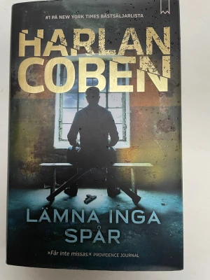 Lämna inga spår av Harlan Coben - Spännande thrillerroman med hård pärm och omslag i mörka färger. Boken handlar om Wilde, som växte upp utan familj och söker sanningen om sitt ursprung. Perfekt för dig som gillar mysterier och nervkittlande berättelser.
