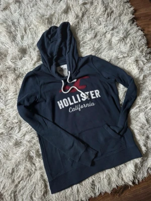 Hollister hoodie vintage - Superfin Hollister hoodie i toppskick inga defekter och inget att klaga på! Skriv till mig vid eventuella frågor osv!