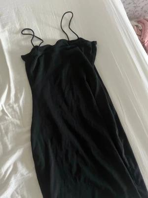 Svart kort klänning  - Tight svart kort klänning med tunna band passar xs! Fint skick