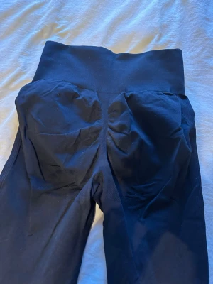 Träningsbyxor scrunch  - Svarta träningsbyxor med scrunch i rumpan i storlek s. 