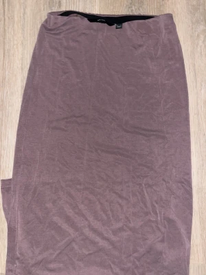 Kjol - ⭐️Brun lång kjol i storlek xs från vero moda, finns fläck vet ej om det går ut i tvätt ⭐️