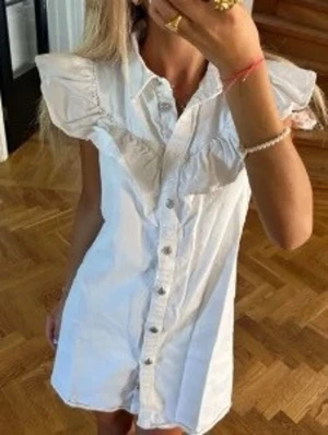 STUDENTKLÄNNING- Jeansklänning zara - Skitsnygg Jeansklänning från Zara med volanger. Perfler till studenten eller sommarn. Strl L men passar mig som brukar ha S/M. 