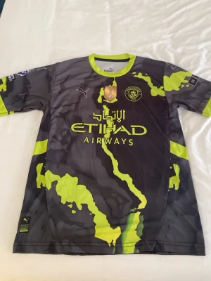 Manchester City Marmoush Tröja - Rensar min garderob på nästan alla mina fotbolls tröjor som fortfarande är i bra skick, så säljer denna City tröja som nästan är helt oanvänd har använt den fåtals gånger och mestadels bara när jag kollat match. Riktigt fin tröja med cool design.