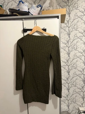 Olivgrön långärmad klänning Missguided - Säljer en olivgrön långärmad klänning från Missguided. Klänningen är kort, har en strukturerad yta och är figurnära i modellen. Perfekt för dig som gillar enkel men snygg stil. Materialet känns mjukt och stretchigt. Aldrig använt