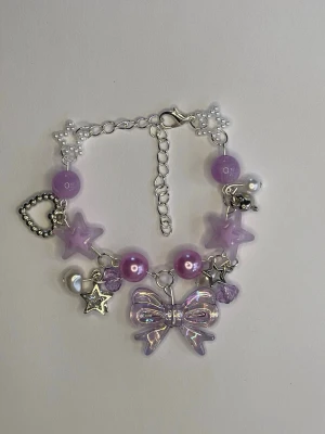 ’Princess’ Lila Y2K Handgjort Armband 💜 - Längd: 16-22 cm. Jätte fint lila armband 💜💜
