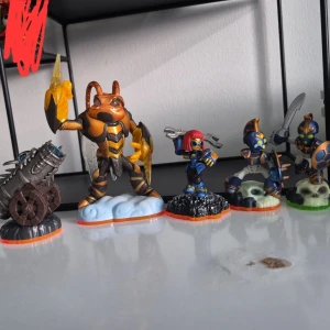 Skylanders figurer till spel - Hello i'm selling a few Skylanders for cheap price!!  A few do have damages as you see on picture, but they all work perfectly fine :).