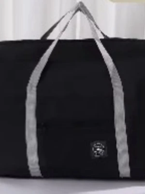 Svart weekendbag med grå handtag - Snygg svart weekendbag från Arctic Fox med gråa handtag och dragkedja. Väskan har en praktisk ytterficka med dragkedja och är tillverkad i slitstarkt syntetmaterial. Perfekt för resor eller gymmet, rymmer mycket och är lätt att bära.