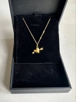 Arrow heart necklace  - Halsbandet är aldrig använt och är 100 % rost- och nickelfritt. Kedjan är 40 cm lång men kan förlängas med ytterligare 5 cm. Hör gärna av dig om du har några frågor ☺️