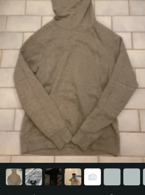 Beige hoodie från H&M - En stilren beige hoodie från H&M i mjukt material. Klassisk modell med huva och långa ärmar, perfekt för en avslappnad look. Passar dig som gillar enkla och bekväma plagg. Materialet känns skönt mot huden och är lätt att matcha med andra kläder.