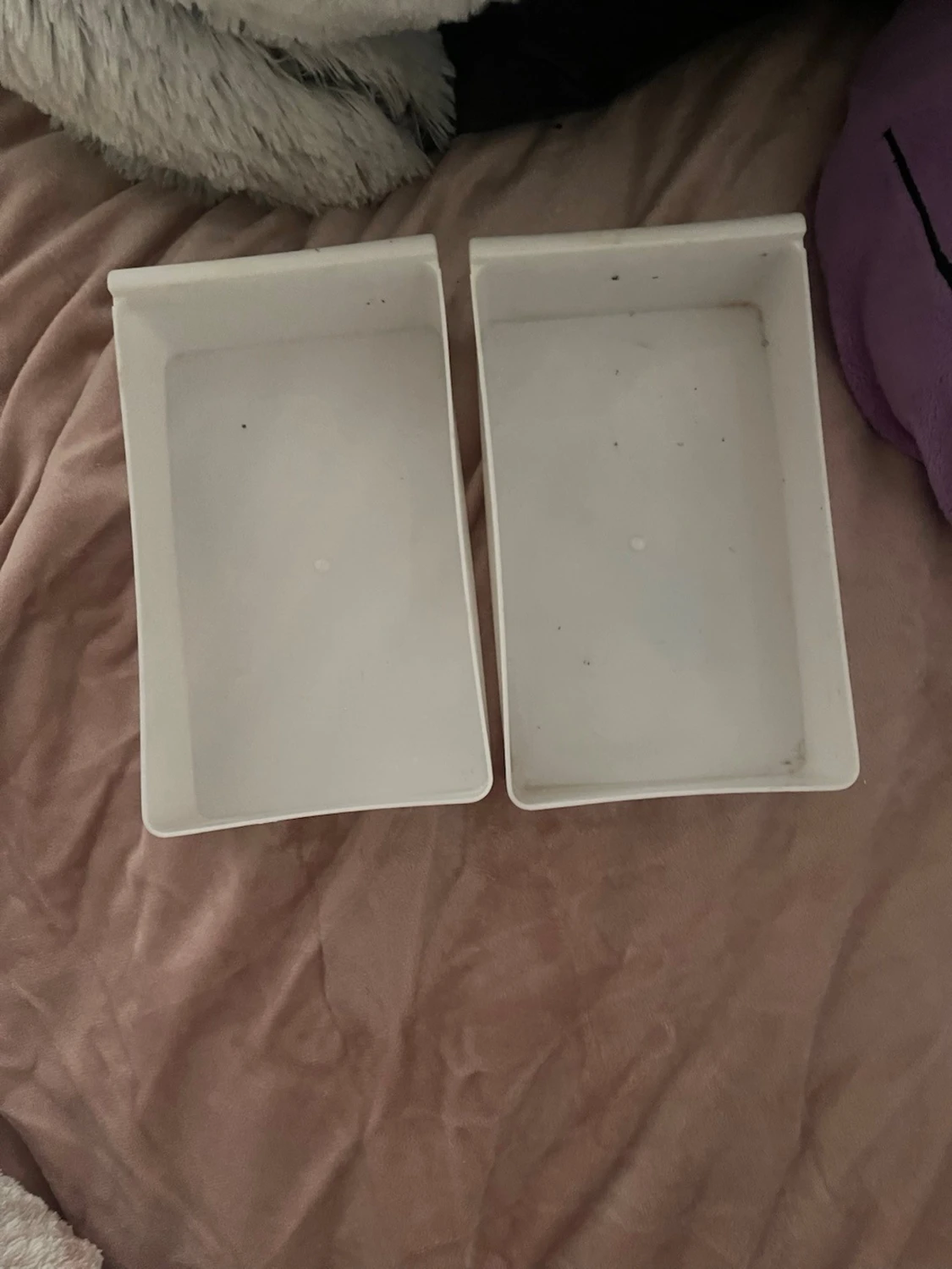 Vita plastlådor för förvaring