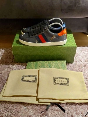Gucci Ace Tiger - Mörkgråa Gucci Ace tiger sneakers || Storlek 41 || Nytt skick || Box och dustbags medföljer || Pris kan diskuteras vid snabb affär || Fraktar inom 24 timmar 