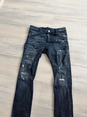 Dsquared2  - Dsquared2 byxor storlek S bra skick använder inte dem längre. Inga skador eller något annat på byxorna 