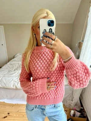 Korall stickad tröja - Säljer denna super trendiga korall tröjan ifrån H&M. I snygg korall färg o ”bubblig” textur. Super skygg till jeans o kjol.   #coral #korall #stockholmstyle #sthlmstil #sthlm #stickad #stickadtröja #rosa #hm #trending #efterfrågad