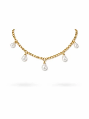 Lykke necklace guld - Snyggt halsband i guldfärgad metall med fem droppformade vita pärlor som hänger längs kedjan. Perfekt accessoar för att lyfta din outfit med en elegant touch. Kedjan har en klassisk länkdesign och pärlorna ger en trendig vibe. Storleken går att ändras efter hur du vill ha den