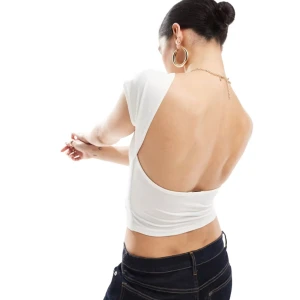 Vit topp med öppen rygg - Jag säljer denna topp som är vit och  öppen i ryggen. Den är i nyskick och aldrig använd då den inte passar mig