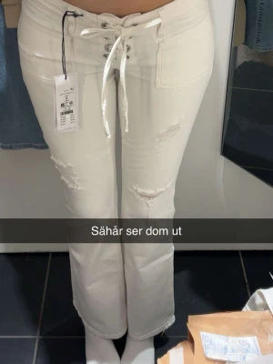 Gina jeans TALL - Low waist gina jeans i TALL, använt 2 gånger. Finns lite fläckar men vet ej om dom går bort i tvätt