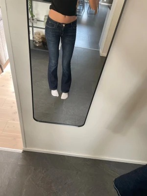 Mörkblå bootcut jeans med låg midja - Snygga mörkblå jeans med bootcut passform och låg midja från Mavi. Storlek: W25 L34