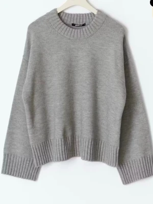 Grå stickad tröja från Gina Tricot - Mysig grå stickad tröja från Gina Tricot. Använd fåtal gånger. Org pris: 399kr