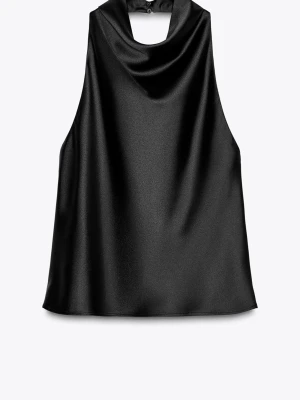 Zara halterneck topp - Säljer denna superfina halterneck festoppen från zara. Den är I satintyg och öppen i ryggen. OBS toppen är uppsydd i halsen där man knäpper då den är annars stor där, sömmarna märks inte alls vid användning. Passar perfekt till alla fester i sommar🩷🩷