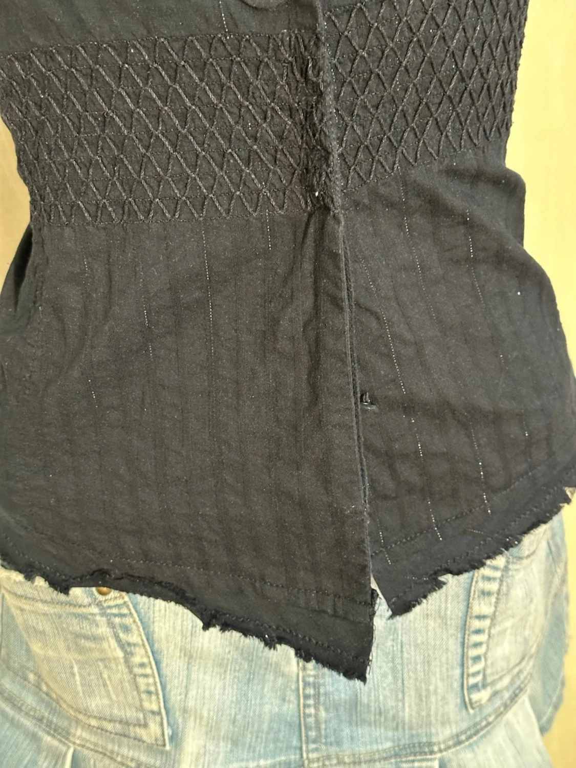 Svart figursydd grunge jacka med korta puffärmar.  - 2