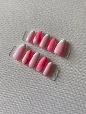 Rosa press-on naglar med fransk tipp - Snygga press-on naglar i ljusrosa med vit fransk tipp och några naglar har  marmormönster . Naglarna har en mandelformad design och ger en trendig look. Perfekt för dig som vill ha en unik och färgstark manikyr utan att gå till salong.