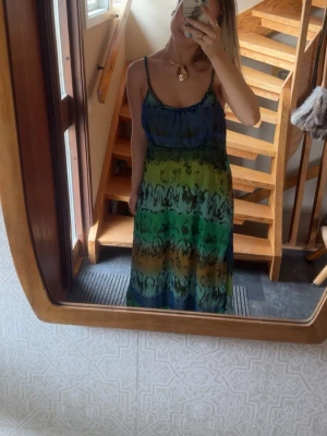 Färgglad långklänning med smala axelband - Lång färgglad och luftig klänning med fina detaljer. Bra skick, står ingen storlek men skulle säga S-L (för referens är jag 167 cm lång och storlek S-M på klänningar)🌸